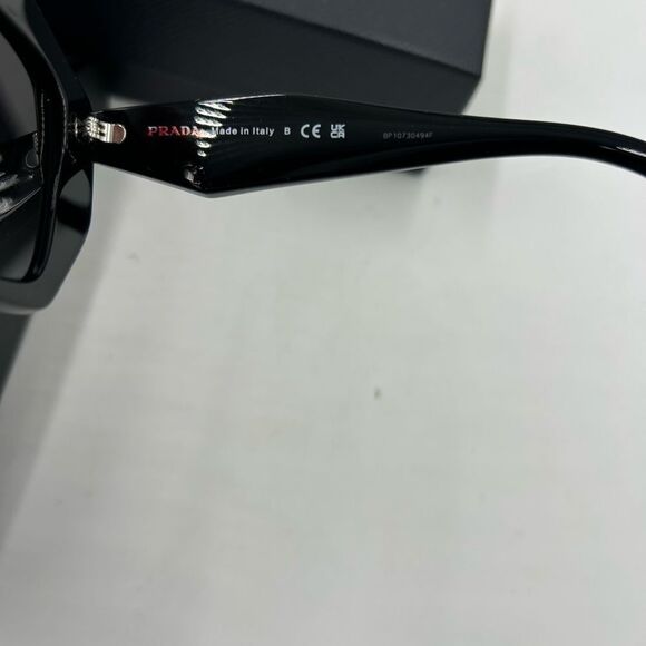 Unisex Prada geometric sunglasses made in Italy - Picture 7 of 8